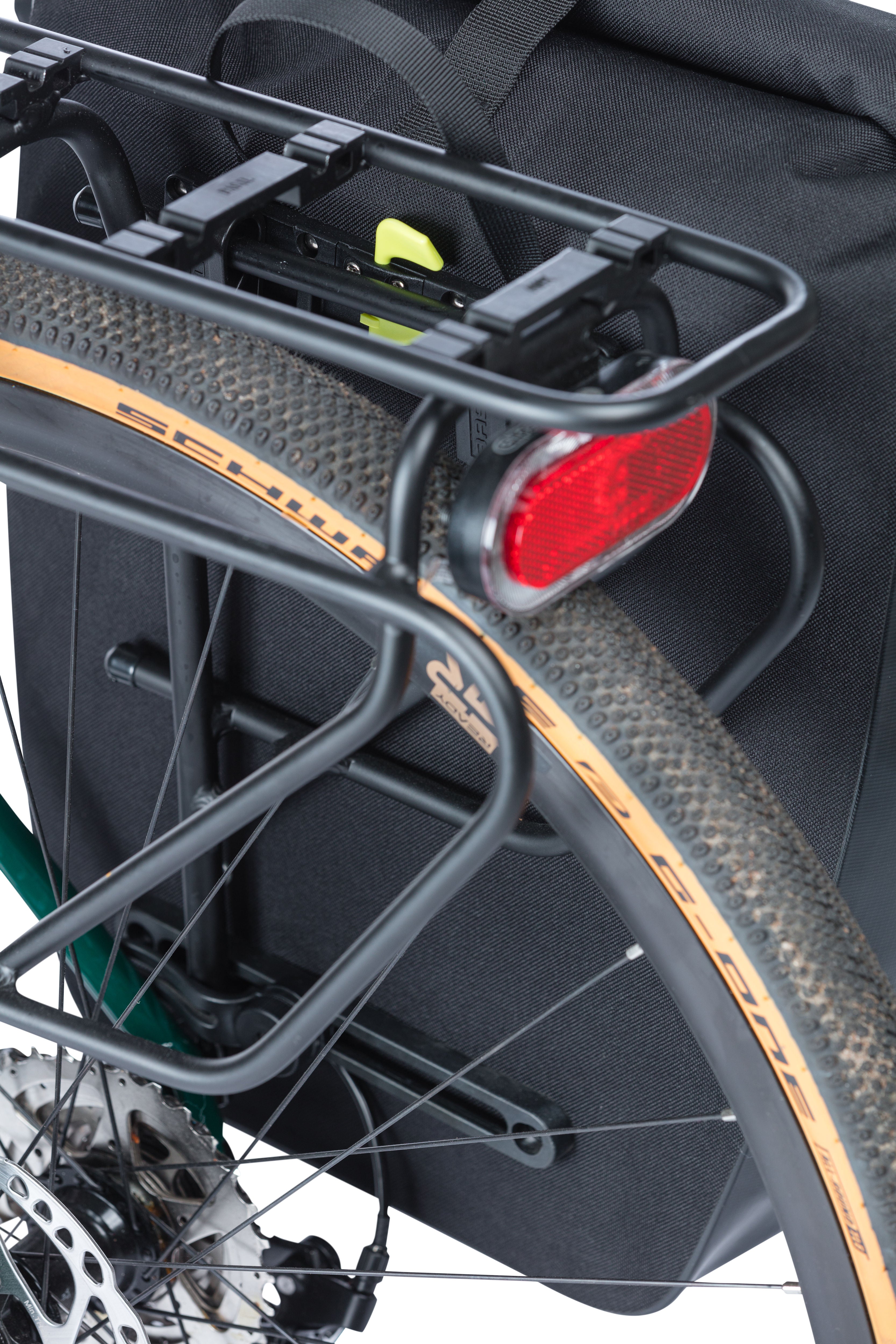 Fietstas Basil Navigator Waterproof 25-31 liter 32 x 15 x 37 cm - zwart