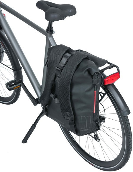 Fietsrugzak Basil SoHo Nordlicht 17 liter 31 x 14 x 37 cm - night zwart