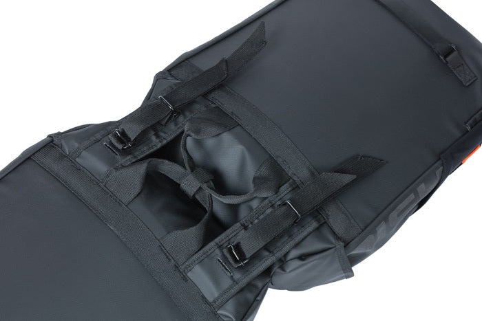 Dubbele fietstas Basil Miles Tarpaulin 34 liter 34 x 16 x 43 cm - zwart/oranje