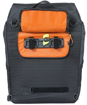 Fietsrugzak Basil Miles Tarpaulin 17 liter 31 x 17 x 44 cm - zwart/oranje