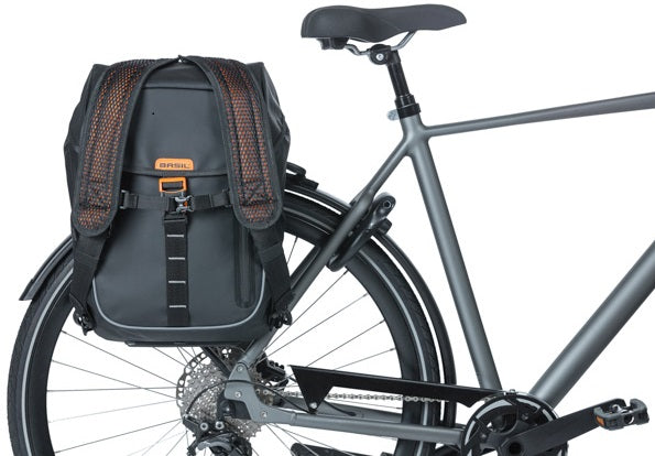 Fietsrugzak Basil Miles Tarpaulin 17 liter 31 x 17 x 44 cm - zwart/oranje