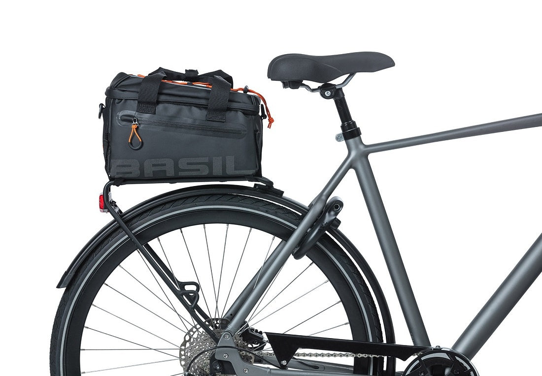 Bagagedragertas Basil Miles Tarpaulin 7 liter 32 x 20 x 20 cm - zwart/oranje