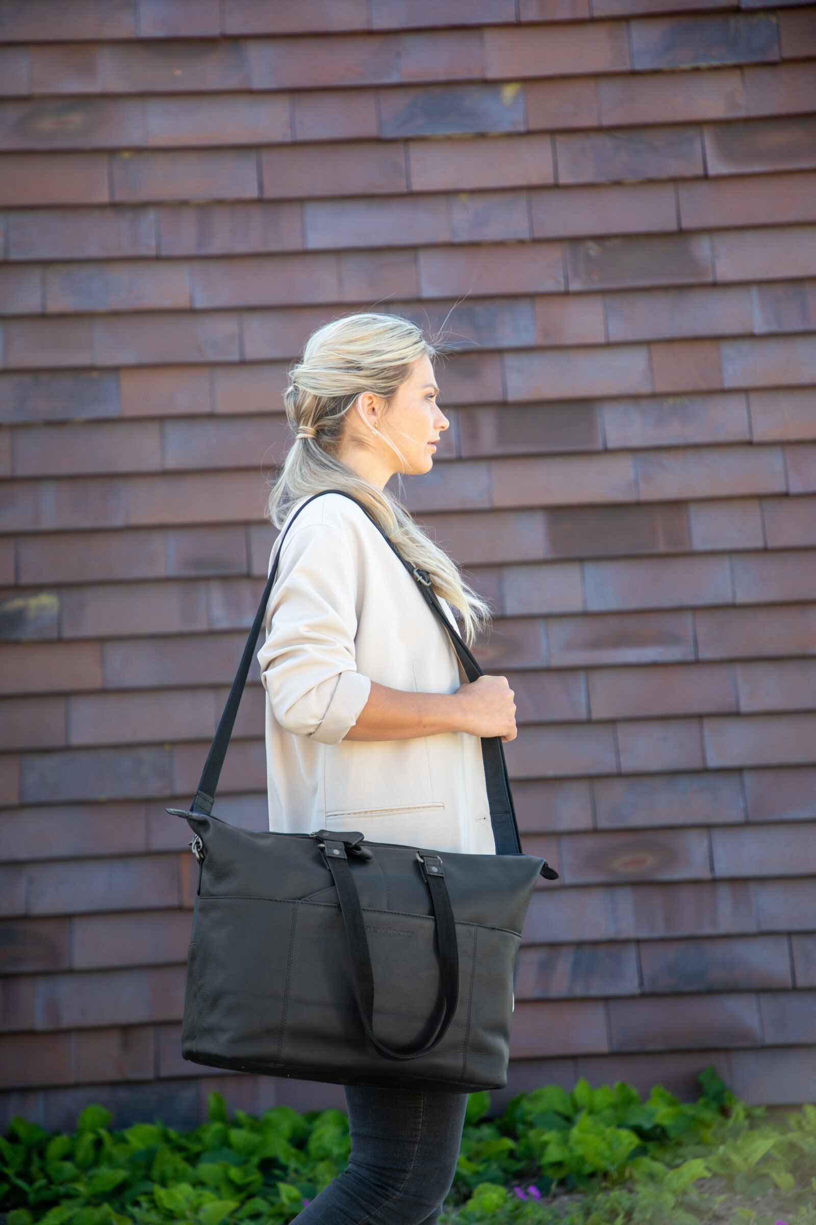 Fietstas New Looxs Verla 21 liter 34 x 18 x 44cm - gemaakt van luxe leer - zwart