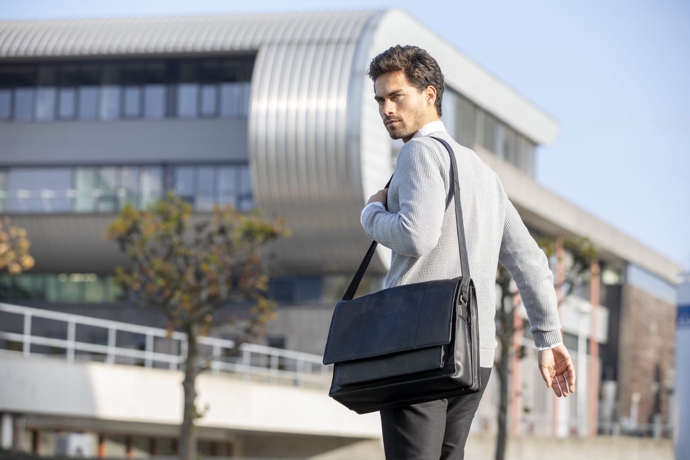 Fietstas New Looxs Fellini 18 liter 40 x 15 x 32 cm - gemaakt van luxe leder - zwart