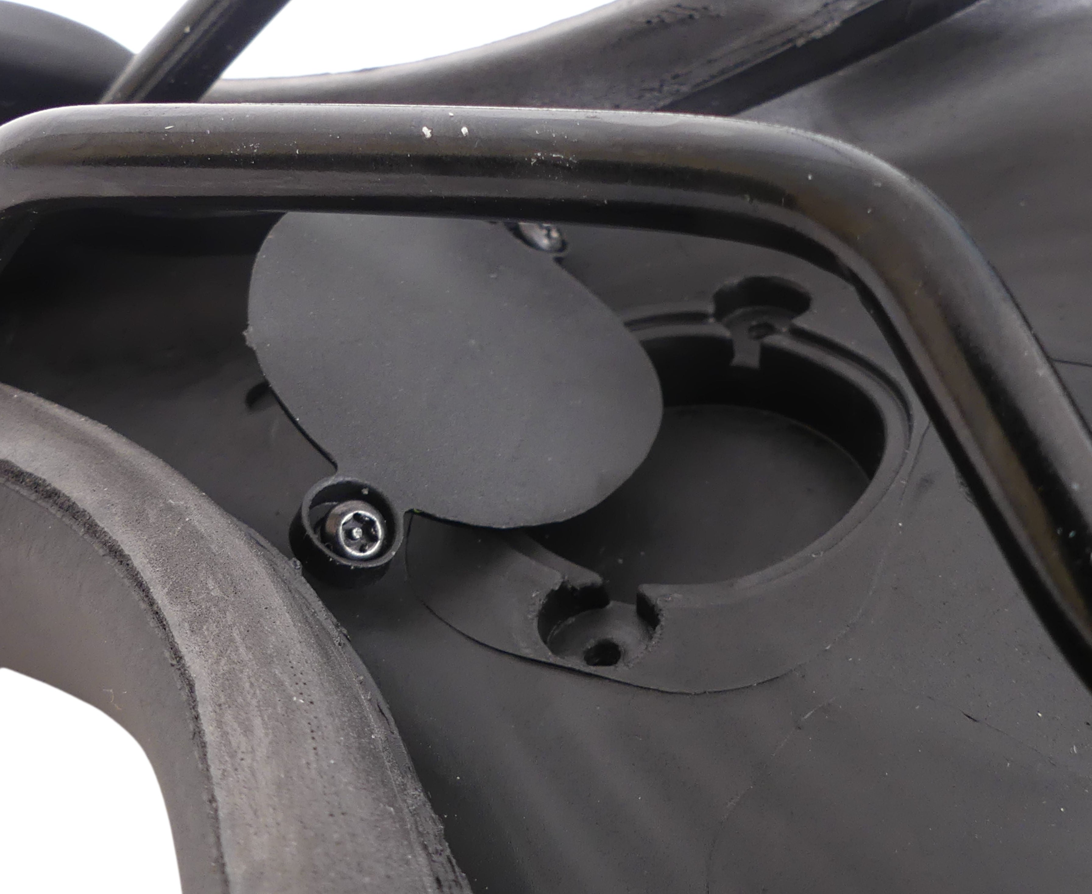 Fietszadel E-bike Edge Electra met handgreep en opbergruimte voor de Apple Air Tag - zwart