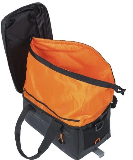 Bagagedragertas Basil Miles Tarpaulin MIK 7 liter 30 x 19 x 16 cm - zwart/oranje