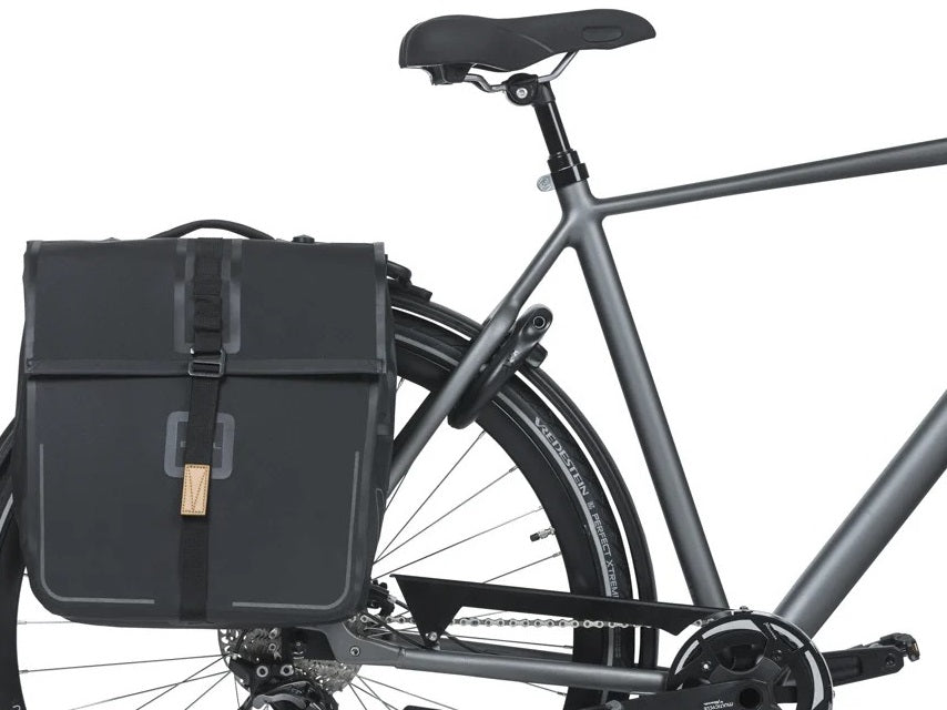 Dubbele fietstas Basil Urban Dry MIK 50 liter 16 x 31 x 32 cm (2x) - Mat zwart