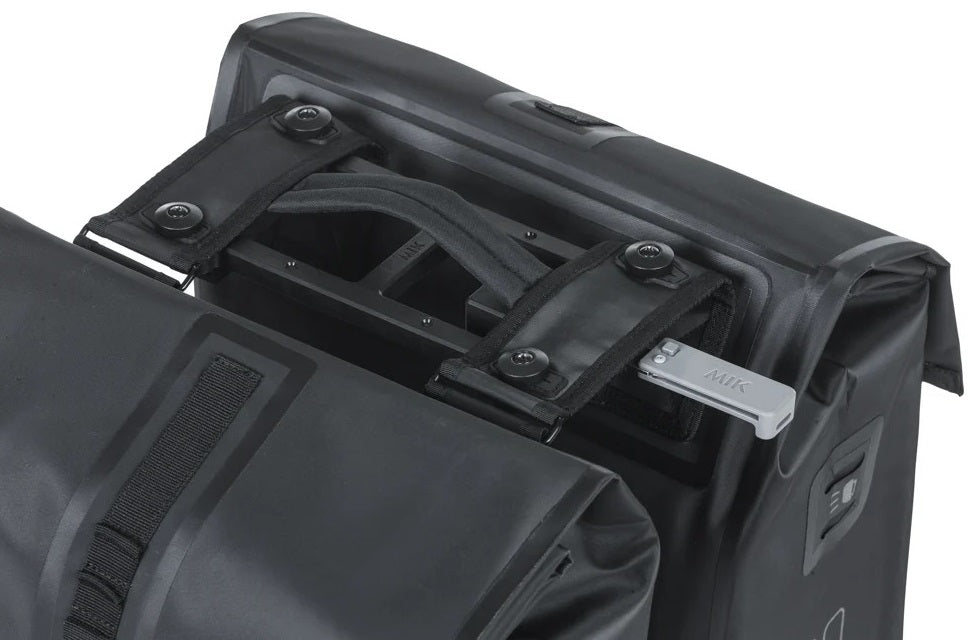 Dubbele fietstas Basil Urban Dry MIK 50 liter 16 x 31 x 32 cm (2x) - Mat zwart