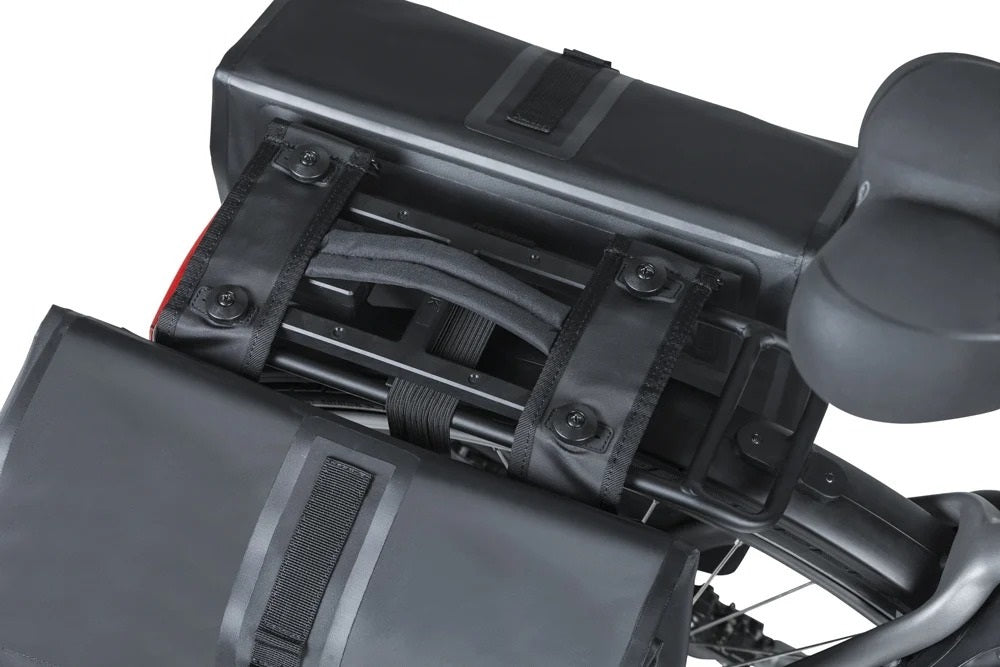 Dubbele fietstas Basil Urban Dry MIK 50 liter 16 x 31 x 32 cm (2x) - Mat zwart