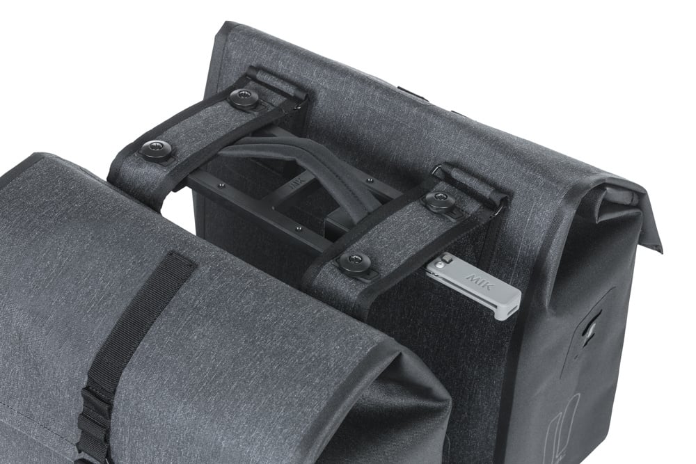 Dubbele fietstas Basil Urban Dry MIK 50 liter - charcoal