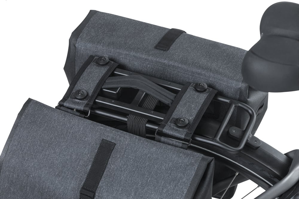 Dubbele fietstas Basil Urban Dry MIK 50 liter - charcoal