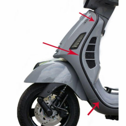 sierstrip Piaggio origineel beenschild vespa >2018 links zwart glans gts 125cc, gts 300 (euro4), gts alle mod. 1b006679