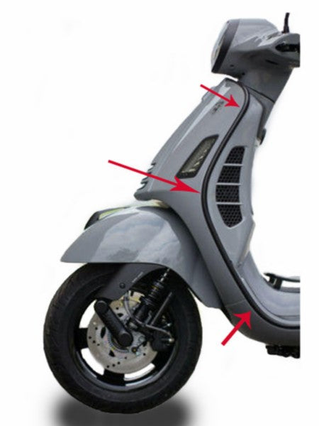 sierstrip Piaggio origineel beenschild vespa >2018 links zwart glans gts 125cc, gts 300 (euro4), gts alle mod. 1b006679