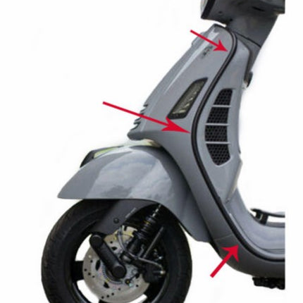 sierstrip Piaggio origineel beenschild vespa >2018 rechts zwart glans gts 125cc, gts 300 (euro4), gts alle mod. 1b006680