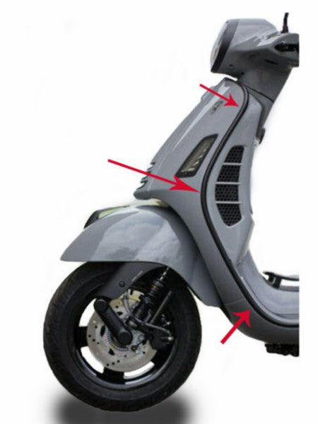 sierstrip Piaggio origineel beenschild vespa >2018 rechts zwart glans gts 125cc, gts 300 (euro4), gts alle mod. 1b006680