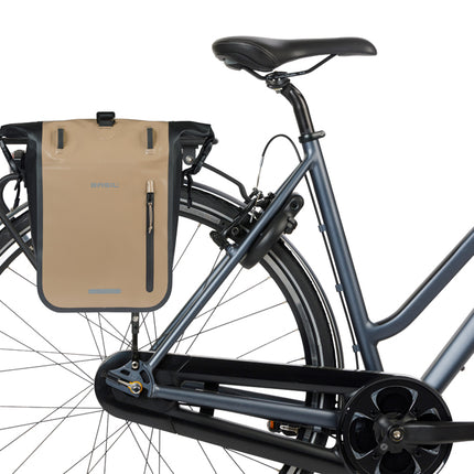Enkele fietstas Basil Rivo M  tarpaulin MIK 12-15L 14 x 25 x 38 cm - zand/zwart - afbeelding 6