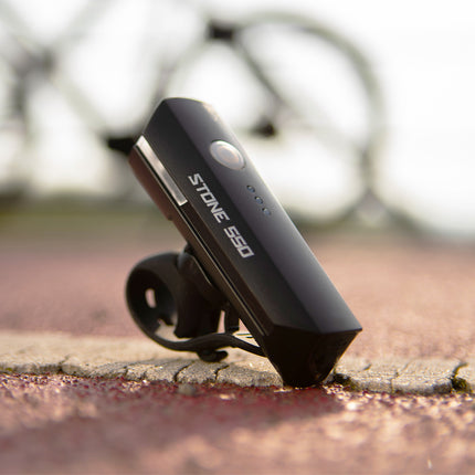 Sfeerbeeld van de Lynx Stone 550 USB-C fietskoplamp