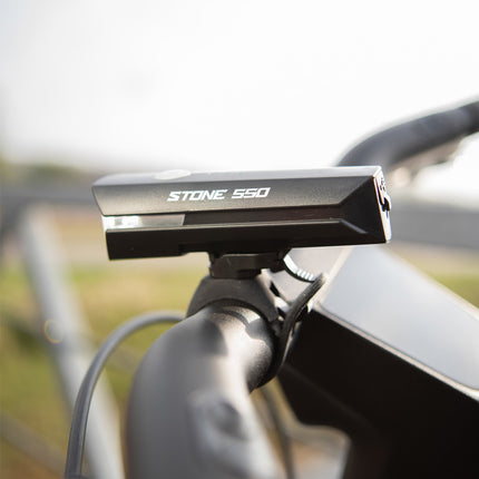 Lynx Stone 550 fietskoplamp gemonteerd op een fietsstuur