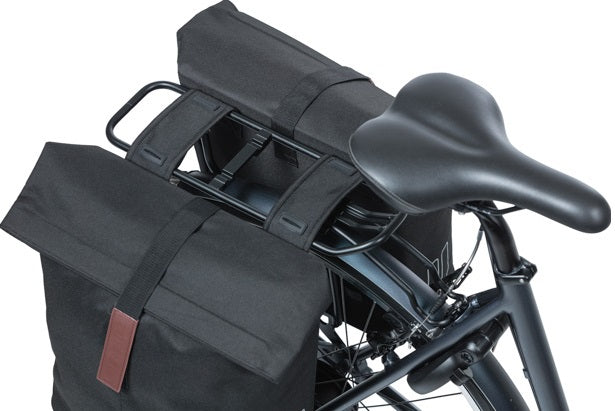 Dubbele fietstas Basil City 28 tot 32 liter 30 x 18 x 49 cm - zwart