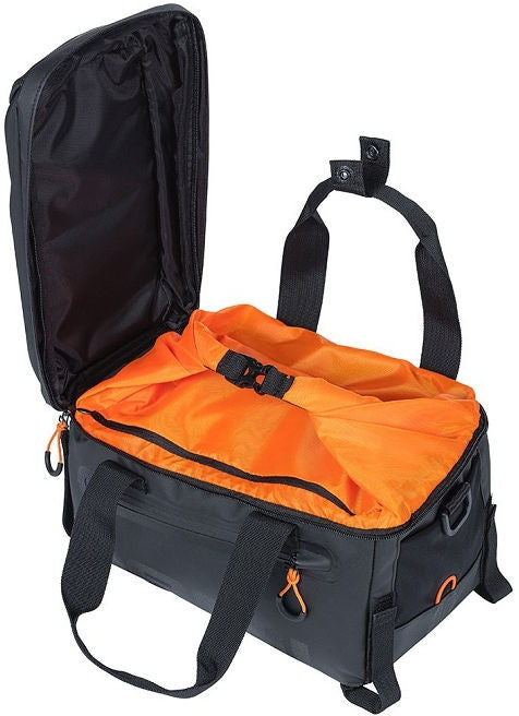 Bagagedragertas Basil Miles Tarpaulin 7 liter 32 x 20 x 20 cm - zwart/oranje