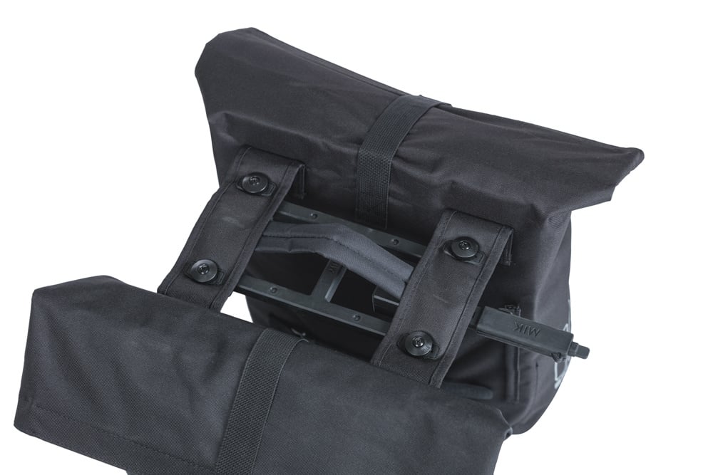 Dubbele fietstas Basil City MIK 28-32 liter - zwart