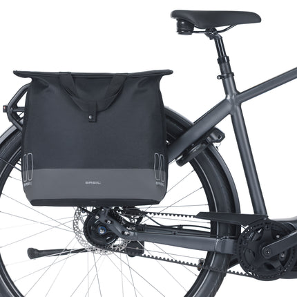 Basil Mara Evo fietsshopper zwart, aan een fiets, montagevoorbeeld