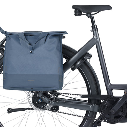 Basil Mara Evo fietsshopper indigo blue, aan een fiets, montagevoorbeeld