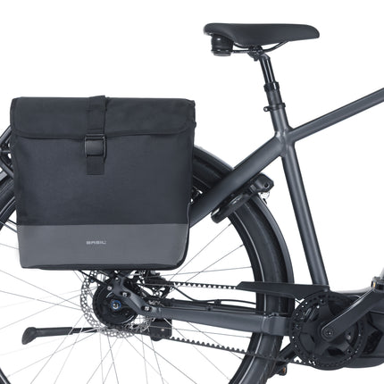 Basil Mara Evo enkele fietstas zwart, aan een fiets, montagevoorbeeld