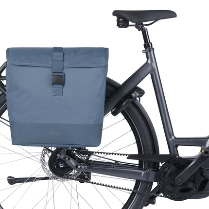 Basil Mara Evo enkele fietstas indigo blue, aan een fiets, montagevoorbeeld