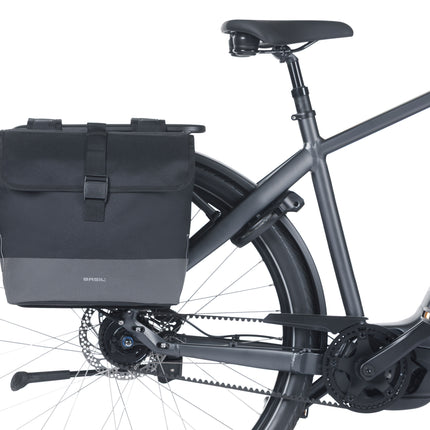 Basil Mara Evo dubbele fietstas zwart, aan een fiets, montagevoorbeeld