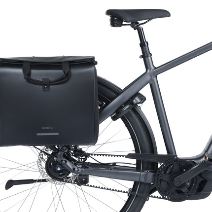 Basil Urban Load Pro fietsshopper zwart, aan een fiets, montagevoorbeeld