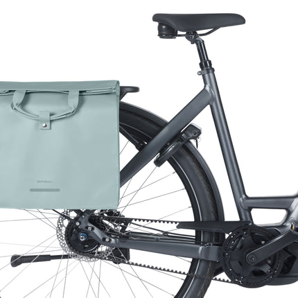 Basil Urban Load Pro fietsshopper silver blue, aan een fiets, montagevoorbeeld