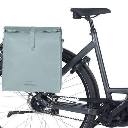 Basil Urban Load Pro enkele fietstas silver blue, aan een fiets, montagevoorbeeld