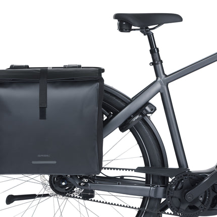 Basil Urban Load Pro dubbele fietstas zwart, aan een fiets, montagevoorbeeld