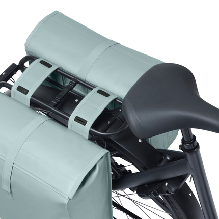 Basil Urban Load Pro dubbele fietstas silver blue, op een bagagedrager, bovenaanzicht
