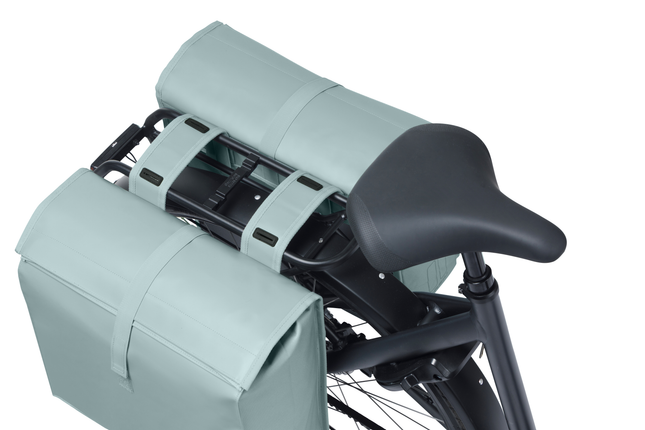 Basil Urban Load Pro dubbele fietstas silver blue, op een bagagedrager, bovenaanzicht
