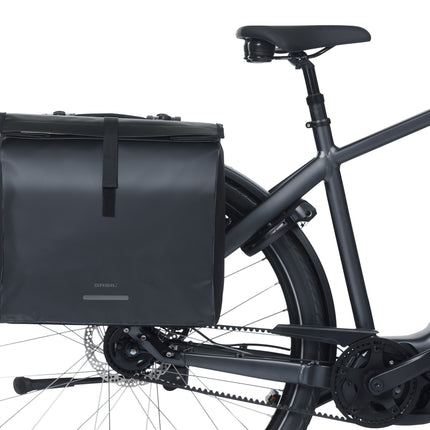 Basil Urban Load Pro dubbele fietstas zwart, aan een fiets, montagevoorbeeld
