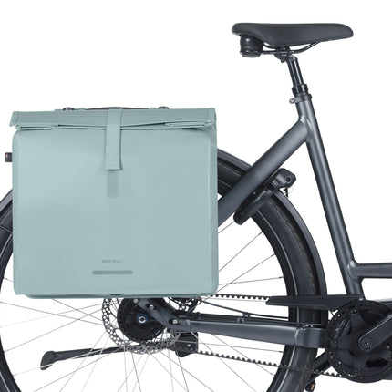 Basil Urban Load Pro dubbele fietstas silver blue, aan een fiets, montagevoorbeeld