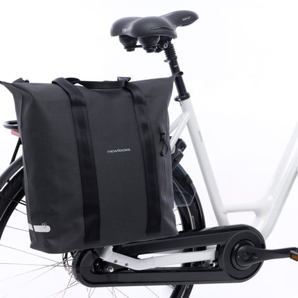 New Looxs Hamar fietsshopper aan een fiets, ter illustratie van de bevestiging