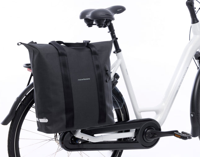 New Looxs Hamar fietsshopper aan een fiets, ter illustratie van de bevestiging